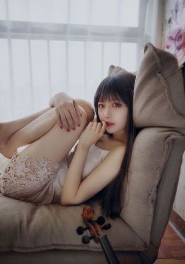 美女在床上打扑克