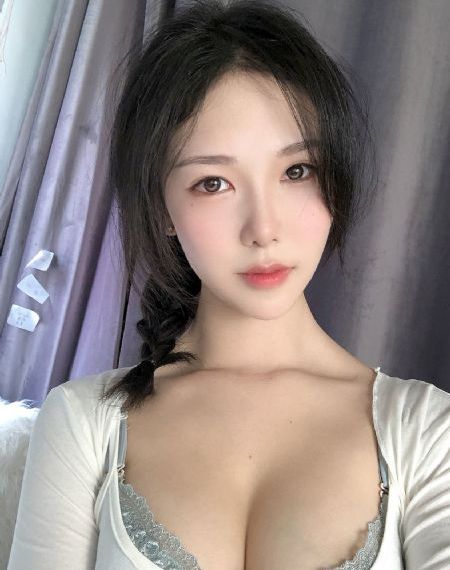 老板用手在秘书内裤里摸