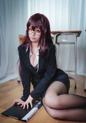 脱了内裤一边亲一边摸